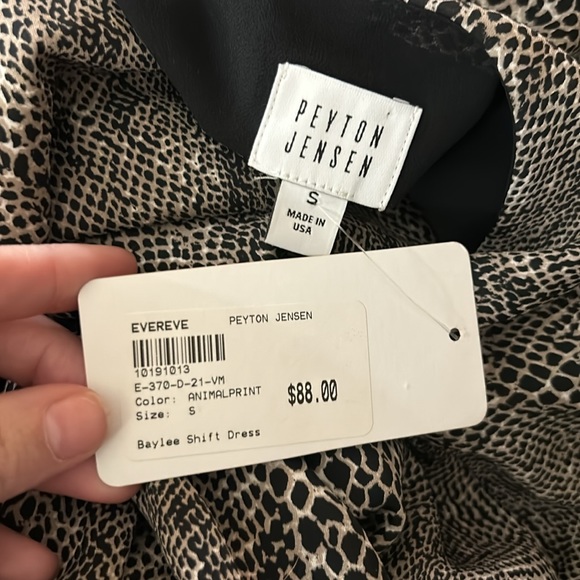 EVEREVE | Baylee Shift Dress Peyton Jensen - Picture 7 of 7